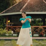 Sarayu Mohan Instagram – Switch to traditional style!

@lepapillonkochi5 
@_arya_jithins_makeover 
@_story_telle__r Nihara Resort and Spa