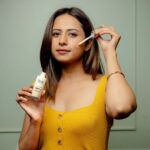 Sargun Mehta Instagram - Olay has just launched their new range of Super Serums & these are not regular serums but are Super Serums. The entire range goes 10 layers deep into the skin and twice as fast 😌. I was quite surprised when i heard this so i decided to give it a try I’m using the Vitamin C Serum from their range as it helps reduce blemishes, pigmentation, and dark spots. and helps me achieve a radiant glow from within Checkout the other two serums as well on Nykaa. Use my code: SUPER35 gets a 35% discount 🙌🏻 #AD #skinsodeepinlove #olaysuperserums #olayvitamincserum #skincare #olayindia @olayindia