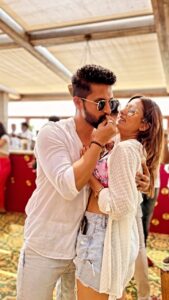 Sargun Mehta Instagram - मुझे लगा मेरे पास तुम हो तो मुझे किसी और दोस्त की क्या ज़रूरत है ..