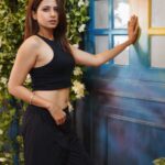 Sargun Mehta Instagram - The 2nd photo is just me flexing my abs and thinking "kaash" 🤣🤣