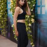 Sargun Mehta Instagram - The 2nd photo is just me flexing my abs and thinking "kaash" 🤣🤣