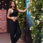 Sargun Mehta Instagram - The 2nd photo is just me flexing my abs and thinking "kaash" 🤣🤣