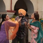 Sargun Mehta Instagram - Photo no.3, 5, 7 aur 8 aapko batyengi ki scene karte huye hum sirf haste they 🤣🤣🤣 aur yeh ki @nimratkhairaofficial kitni ladaki hai Main kitni sau 😉 aur @ammyvirk kitna majboor 🤣🤣 Kiven laggeya #saunkansaunkne da trailer ?? #13thmay2022