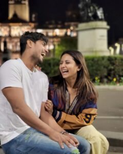 Sargun Mehta Instagram - Just #udaariyaan 😃😃 @6_ankitgupta @karanvgrover @ravidubey2312 Ab scotland aue london ke nazaare at 7pm only on @colorstv