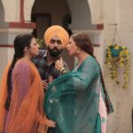 Sargun Mehta Instagram – Photo no.3, 5, 7 aur 8 aapko batyengi ki scene karte huye hum sirf haste they 🤣🤣🤣 aur yeh ki 
@nimratkhairaofficial kitni ladaki hai 
Main kitni sau 😉 aur @ammyvirk kitna majboor 🤣🤣

Kiven laggeya #saunkansaunkne da trailer ??

#13thmay2022