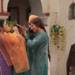 Sargun Mehta Instagram – Photo no.3, 5, 7 aur 8 aapko batyengi ki scene karte huye hum sirf haste they 🤣🤣🤣 aur yeh ki 
@nimratkhairaofficial kitni ladaki hai 
Main kitni sau 😉 aur @ammyvirk kitna majboor 🤣🤣

Kiven laggeya #saunkansaunkne da trailer ??

#13thmay2022