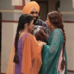 Sargun Mehta Instagram – Photo no.3, 5, 7 aur 8 aapko batyengi ki scene karte huye hum sirf haste they 🤣🤣🤣 aur yeh ki 
@nimratkhairaofficial kitni ladaki hai 
Main kitni sau 😉 aur @ammyvirk kitna majboor 🤣🤣

Kiven laggeya #saunkansaunkne da trailer ??

#13thmay2022