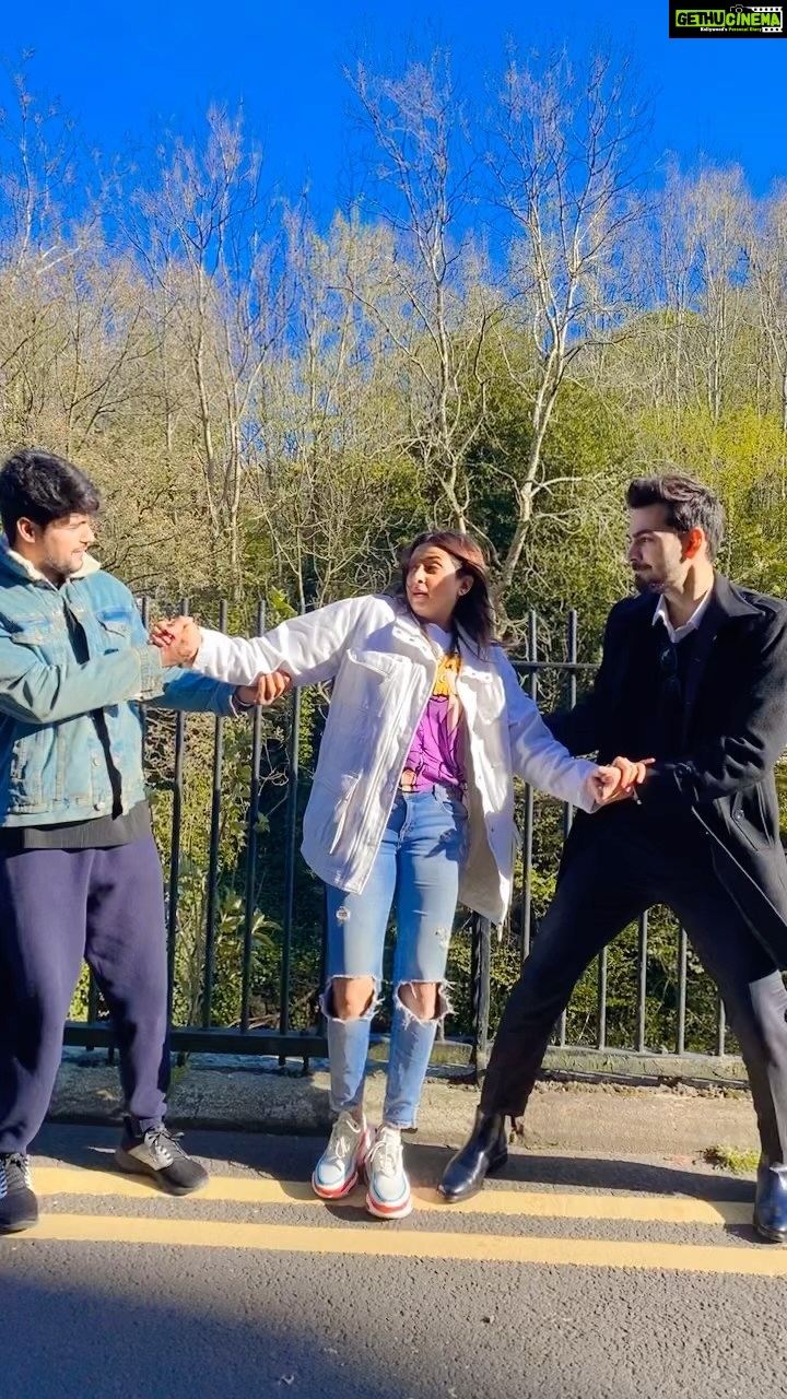 Sargun Mehta Instagram - Udaariyaan in london 🤩🤩 @priyankachaharchoudhary @ravidubey2312 @6_ankitgupta @karanvgrover #fatejo #fatanya #udaariyaan