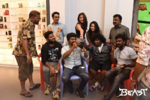 Sathish Krishnan Instagram - Some fun moments #beast . With wonderful people. My mind voice : ippo edhutha pic Eppadi evanga kitta vanga?