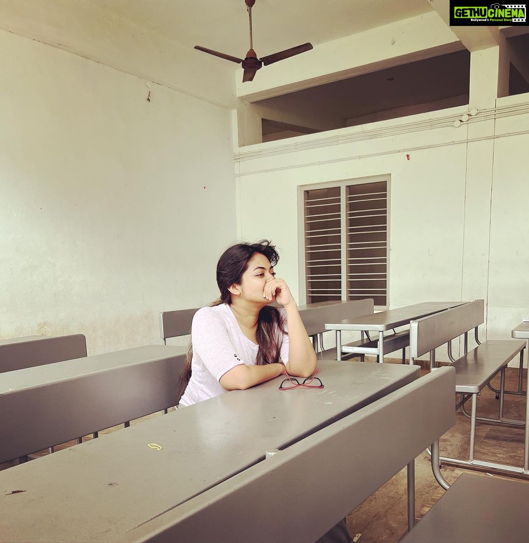 Shaalin Zoya Instagram - This is where I spent most of my school days. instead of roaming around in my schooI I was here in this college for a serial shoot cald Autograph. roaming around being deeparani. those were the days.. Now, coming back here more than 10 years. needs to be grammed. Emmanuel College Vazhichal