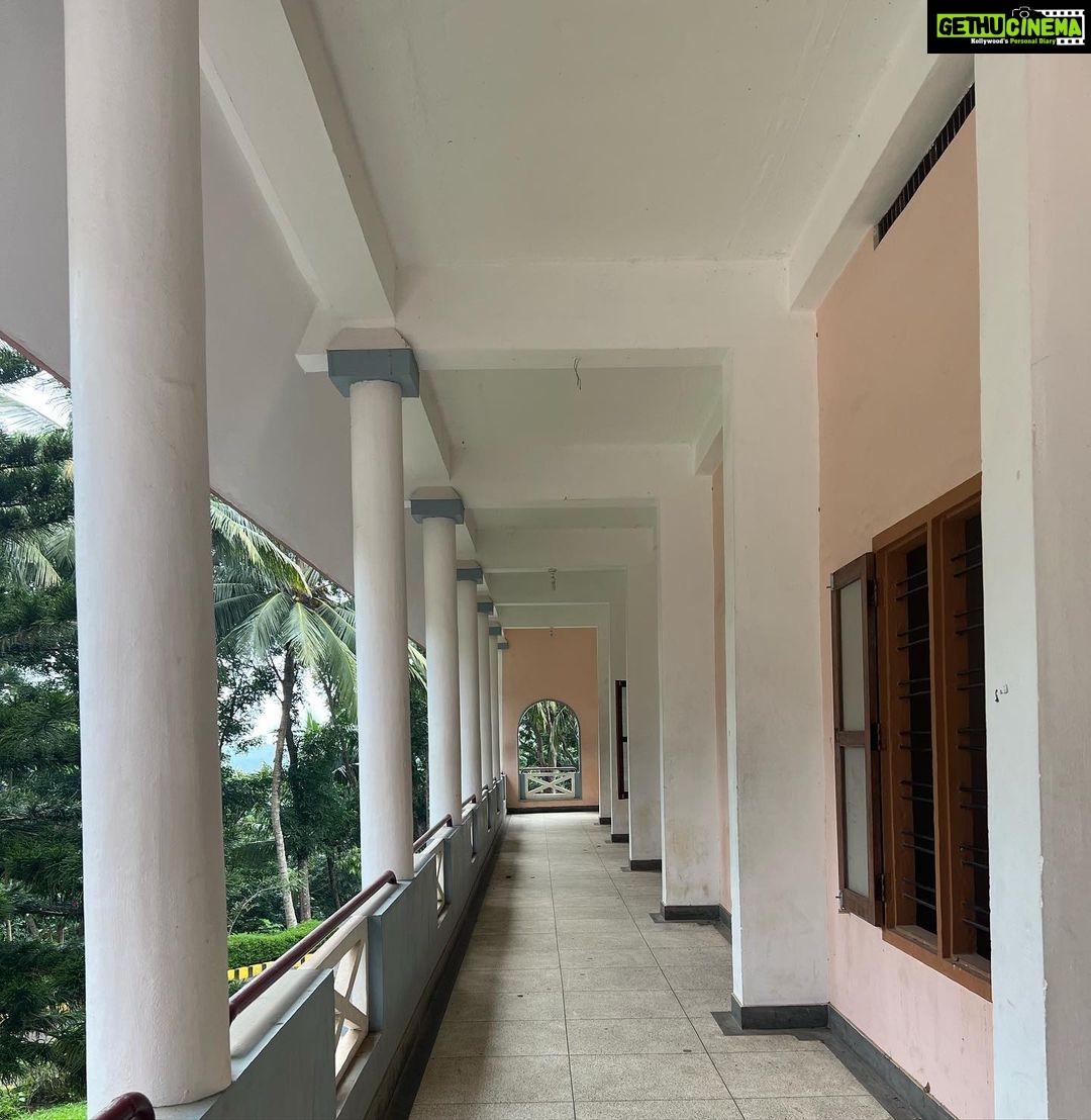 Shaalin Zoya Instagram - This is where I spent most of my school days. instead of roaming around in my schooI I was here in this college for a serial shoot cald Autograph. roaming around being deeparani. those were the days.. Now, coming back here more than 10 years. needs to be grammed. Emmanuel College Vazhichal