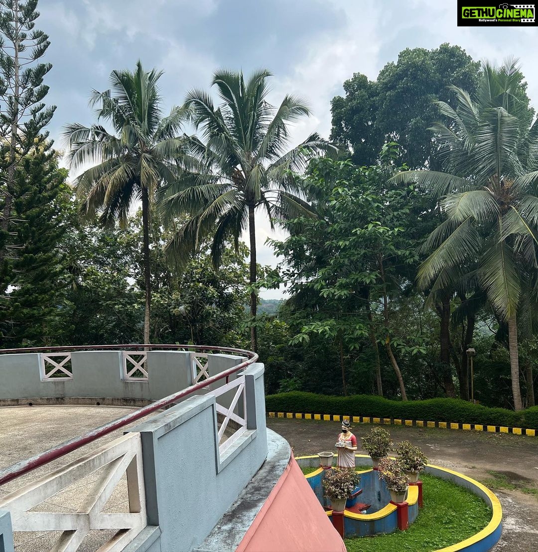 Shaalin Zoya Instagram - This is where I spent most of my school days. instead of roaming around in my schooI I was here in this college for a serial shoot cald Autograph. roaming around being deeparani. those were the days.. Now, coming back here more than 10 years. needs to be grammed. Emmanuel College Vazhichal