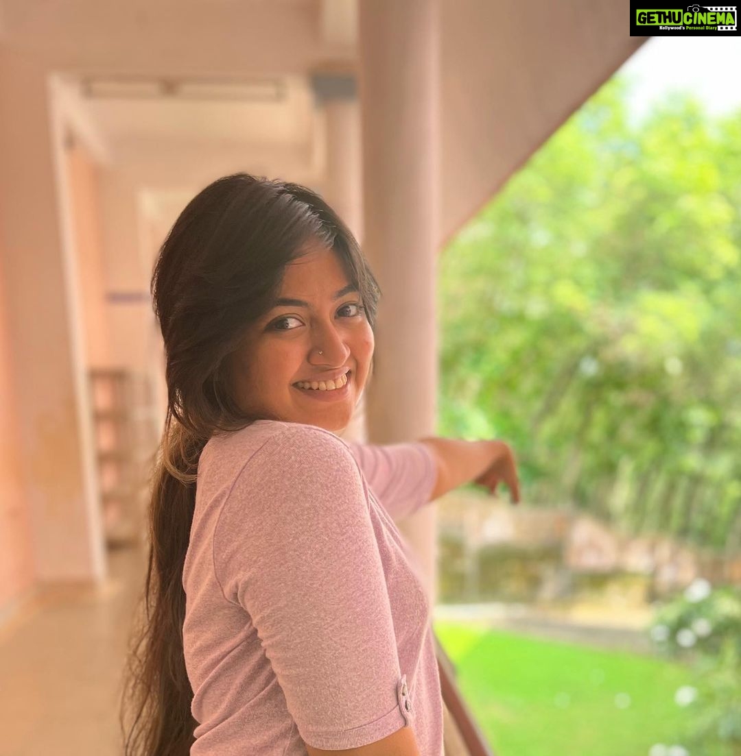 Shaalin Zoya Instagram - This is where I spent most of my school days. instead of roaming around in my schooI I was here in this college for a serial shoot cald Autograph. roaming around being deeparani. those were the days.. Now, coming back here more than 10 years. needs to be grammed. Emmanuel College Vazhichal