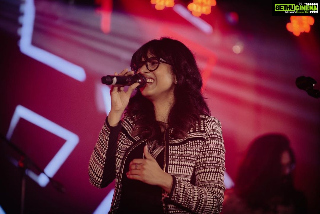 Shakthisree Gopalan Instagram - Feeling things intensely on stage and the occasional stank face ✨ Sharing some more special moments. 📸 : @davidweston . . . . . . . . #shakthisreegopalanlive #onstage #livemusic #tamilmusic #showtime #coimbatore #chennai