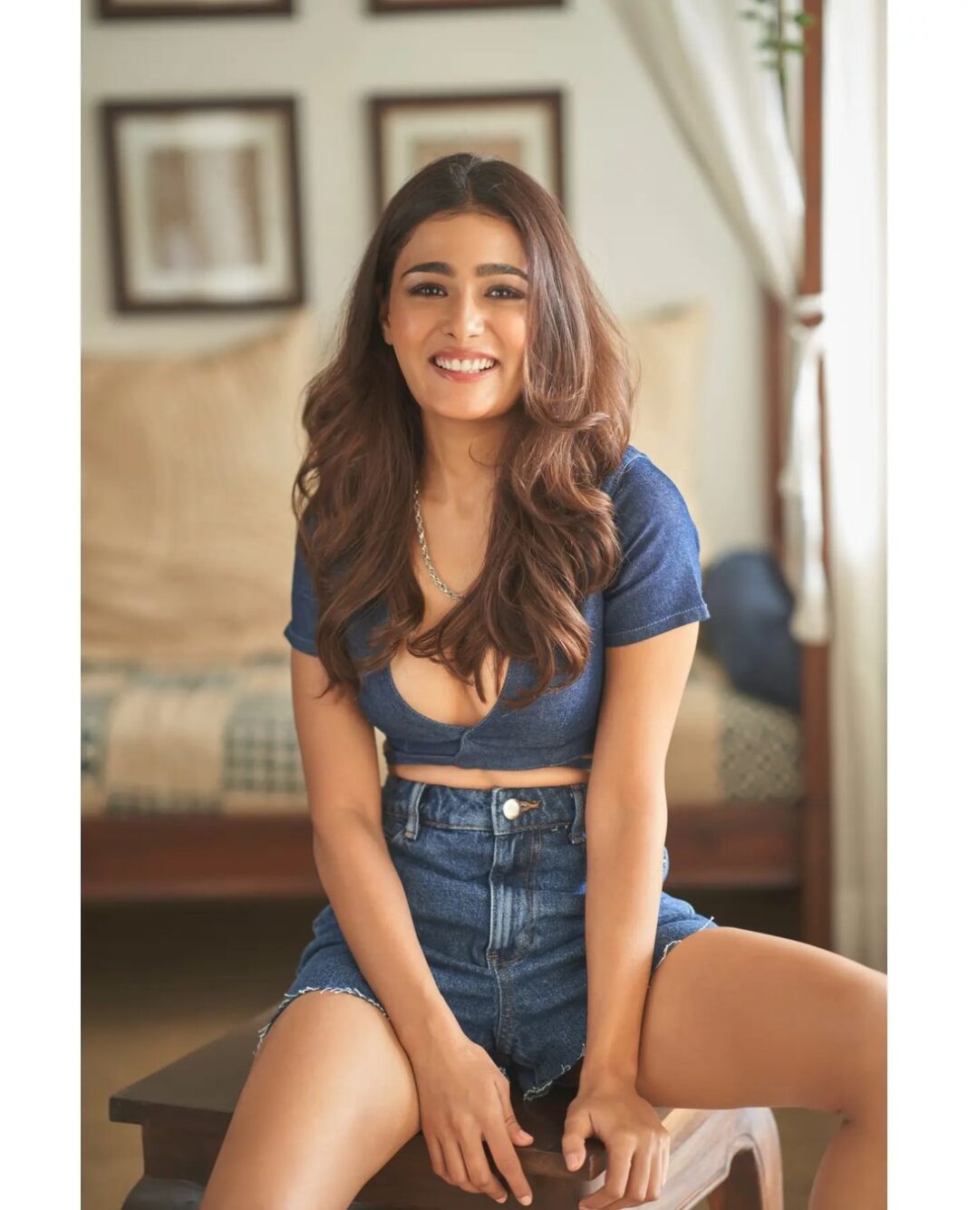 Shalini Pandey Instagram - Bright as ever 💫 📷 @rohanshrestha Styled by: @spacemuffin27 Assisted by: @jill_lalka @yeshadattani @mayuri_srivastava 👗: @freakinsindia 💄: @makeupbyriddhima 💇🏻‍♀️: @florianhurel