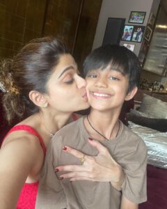 Shamita Shetty Instagram - Love this lil munchkin❤️❤️❤️ 

.

.

.

#postoftheday #famjam #maasilove #viaanrajkundra #weekending #lovealways #unconditional