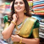 Shamna Kasim Instagram - Happiness is the best makeup ….. Saree : @zinna_collection Blouse : @vasudevan.arun Jwellery: @kushalsfashionjewellery Pics: @photography_by_chandu Hairstylist: @sharmilahairstylist Personal staff: @tharikreshma625 #lovemyjob 🧿