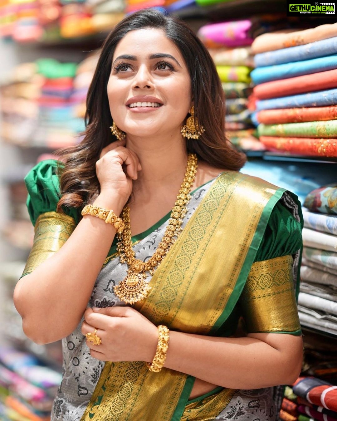 Shamna Kasim Instagram - Happiness is the best makeup ….. Saree : @zinna_collection Blouse : @vasudevan.arun Jwellery: @kushalsfashionjewellery Pics: @photography_by_chandu Hairstylist: @sharmilahairstylist Personal staff: @tharikreshma625 #lovemyjob 🧿