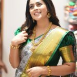 Shamna Kasim Instagram - Happiness is the best makeup ….. Saree : @zinna_collection Blouse : @vasudevan.arun Jwellery: @kushalsfashionjewellery Pics: @photography_by_chandu Hairstylist: @sharmilahairstylist Personal staff: @tharikreshma625 #lovemyjob 🧿