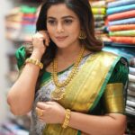 Shamna Kasim Instagram - Happiness is the best makeup ….. Saree : @zinna_collection Blouse : @vasudevan.arun Jwellery: @kushalsfashionjewellery Pics: @photography_by_chandu Hairstylist: @sharmilahairstylist Personal staff: @tharikreshma625 #lovemyjob 🧿