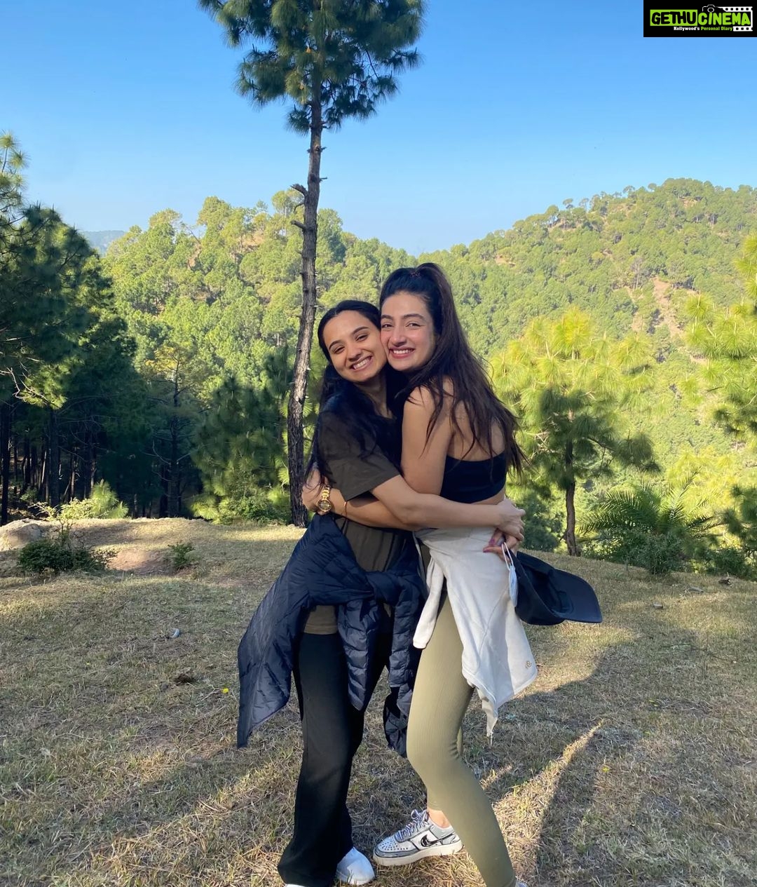 Sherlin Seth Instagram - Mountain baby in her natural habitat, trekking with her college best friends @vinayak_rulz @smridhisood @kratinc . . . . . . . . #mountainbaby #mountains #himachal #sherlinseth #foryoupage #forme #foryou #viralpost #viralindia #kollywoodactor #tamiltv #tamilcinema #tamilactress #bollywoodmovies #bollywood #hindi #tamilponnunga #teluguactress #telugu
