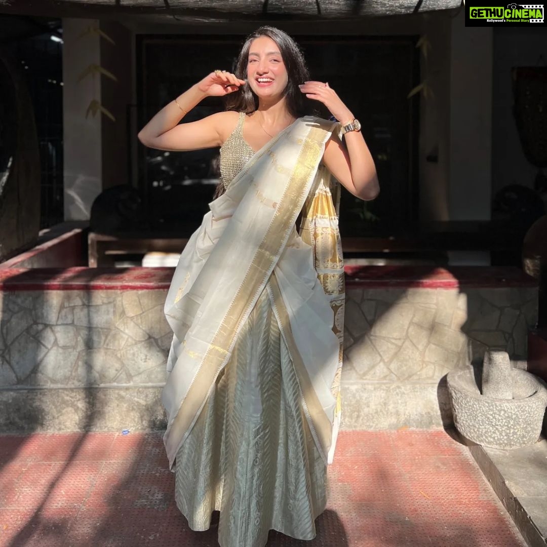 Sherlin Seth Instagram - Vishu'22 Spam 🤍✨ . PS: Post Sadhya sleepiness is a real thing bdw! . . 📸 @reshmanambiar18 . . . . #mallu #onam #onamcelebration #tamilcinema #tamiltv #tamilactress #telugu #teluguactress #bollywood #bollywoodsongs #sherlinseth #explore #explorepage #viralpost #saree #gold #white #kashmiri