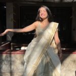 Sherlin Seth Instagram - Vishu'22 Spam 🤍✨ . PS: Post Sadhya sleepiness is a real thing bdw! . . 📸 @reshmanambiar18 . . . . #mallu #onam #onamcelebration #tamilcinema #tamiltv #tamilactress #telugu #teluguactress #bollywood #bollywoodsongs #sherlinseth #explore #explorepage #viralpost #saree #gold #white #kashmiri