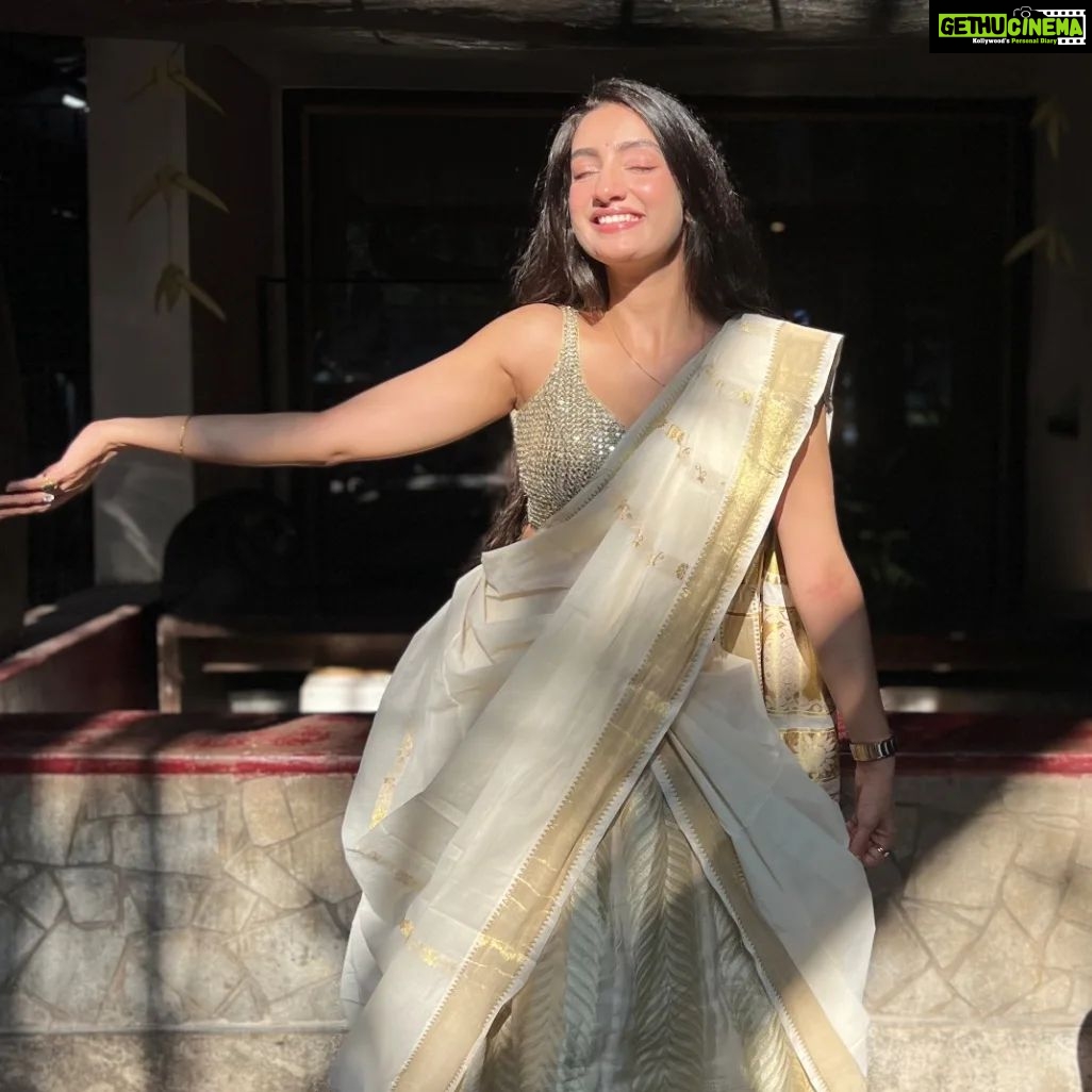 Sherlin Seth Instagram - Vishu'22 Spam 🤍✨ . PS: Post Sadhya sleepiness is a real thing bdw! . . 📸 @reshmanambiar18 . . . . #mallu #onam #onamcelebration #tamilcinema #tamiltv #tamilactress #telugu #teluguactress #bollywood #bollywoodsongs #sherlinseth #explore #explorepage #viralpost #saree #gold #white #kashmiri