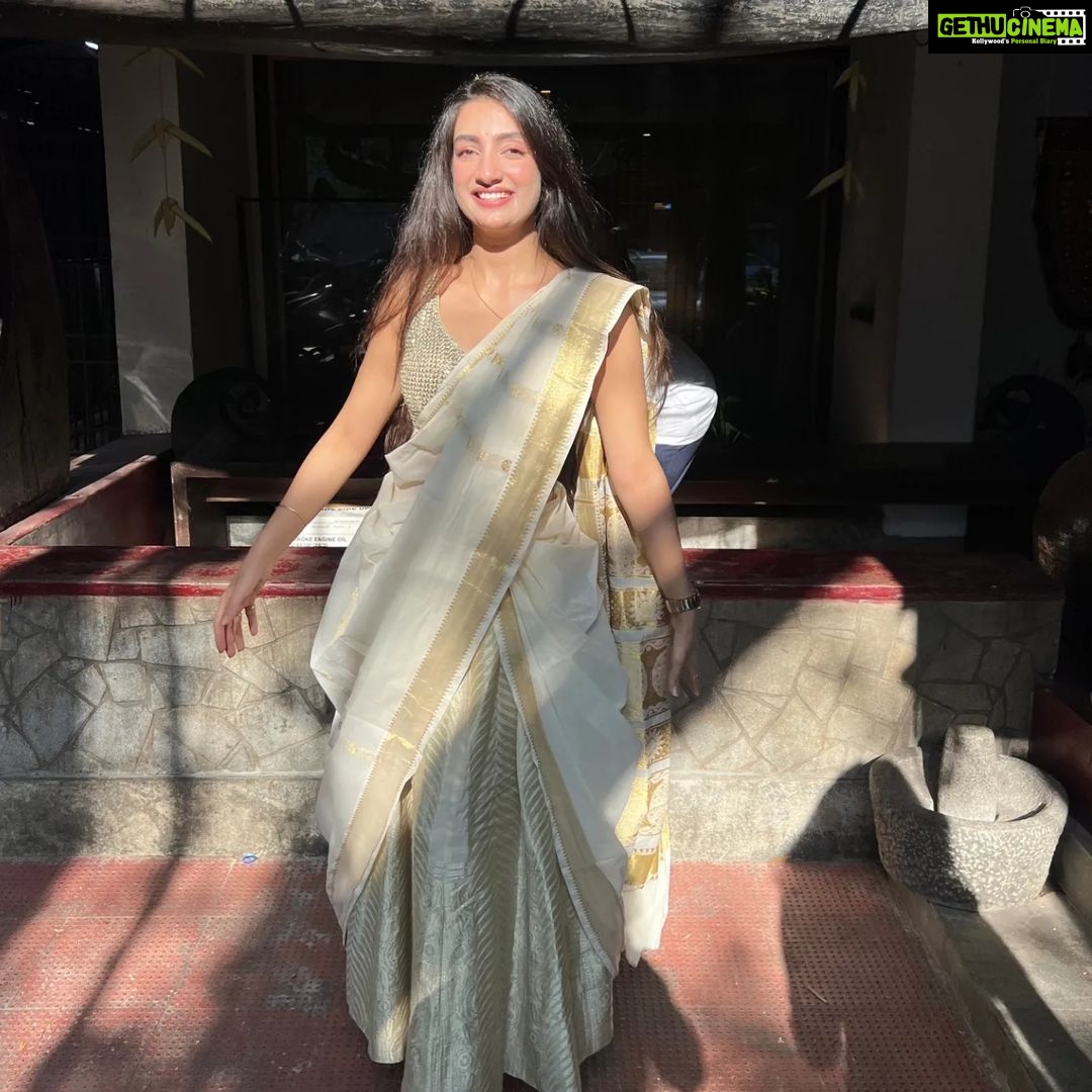 Sherlin Seth Instagram - Vishu'22 Spam 🤍✨ . PS: Post Sadhya sleepiness is a real thing bdw! . . 📸 @reshmanambiar18 . . . . #mallu #onam #onamcelebration #tamilcinema #tamiltv #tamilactress #telugu #teluguactress #bollywood #bollywoodsongs #sherlinseth #explore #explorepage #viralpost #saree #gold #white #kashmiri