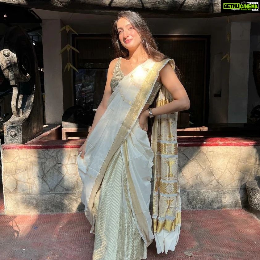 Sherlin Seth Instagram - Vishu'22 Spam 🤍✨ . PS: Post Sadhya sleepiness is a real thing bdw! . . 📸 @reshmanambiar18 . . . . #mallu #onam #onamcelebration #tamilcinema #tamiltv #tamilactress #telugu #teluguactress #bollywood #bollywoodsongs #sherlinseth #explore #explorepage #viralpost #saree #gold #white #kashmiri
