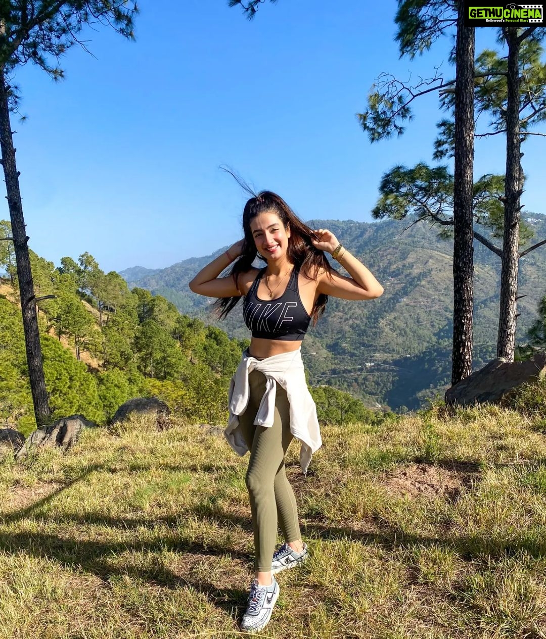 Sherlin Seth Instagram - Mountain baby in her natural habitat, trekking with her college best friends @vinayak_rulz @smridhisood @kratinc . . . . . . . . #mountainbaby #mountains #himachal #sherlinseth #foryoupage #forme #foryou #viralpost #viralindia #kollywoodactor #tamiltv #tamilcinema #tamilactress #bollywoodmovies #bollywood #hindi #tamilponnunga #teluguactress #telugu