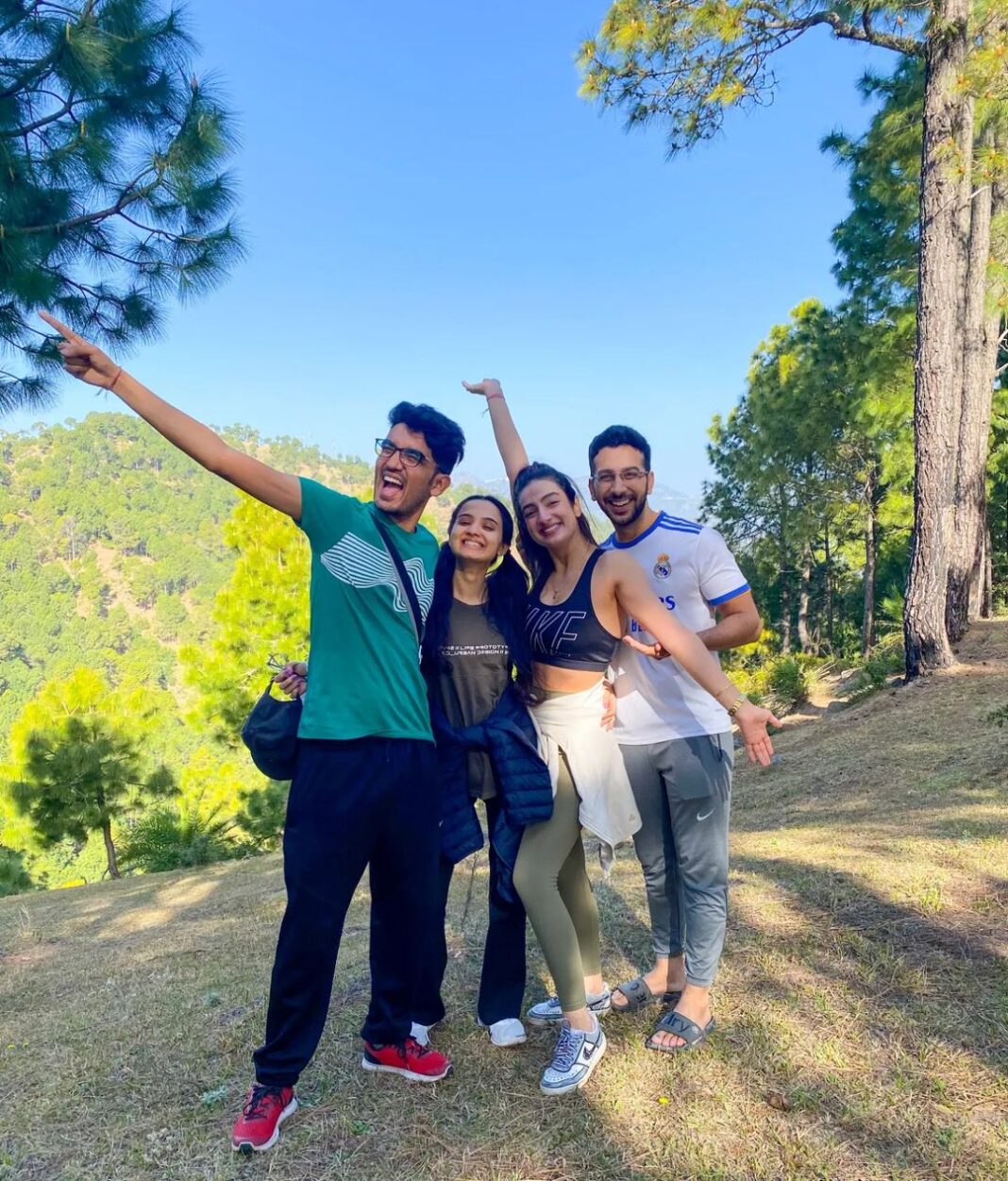 Sherlin Seth Instagram - Mountain baby in her natural habitat, trekking with her college best friends @vinayak_rulz @smridhisood @kratinc . . . . . . . . #mountainbaby #mountains #himachal #sherlinseth #foryoupage #forme #foryou #viralpost #viralindia #kollywoodactor #tamiltv #tamilcinema #tamilactress #bollywoodmovies #bollywood #hindi #tamilponnunga #teluguactress #telugu