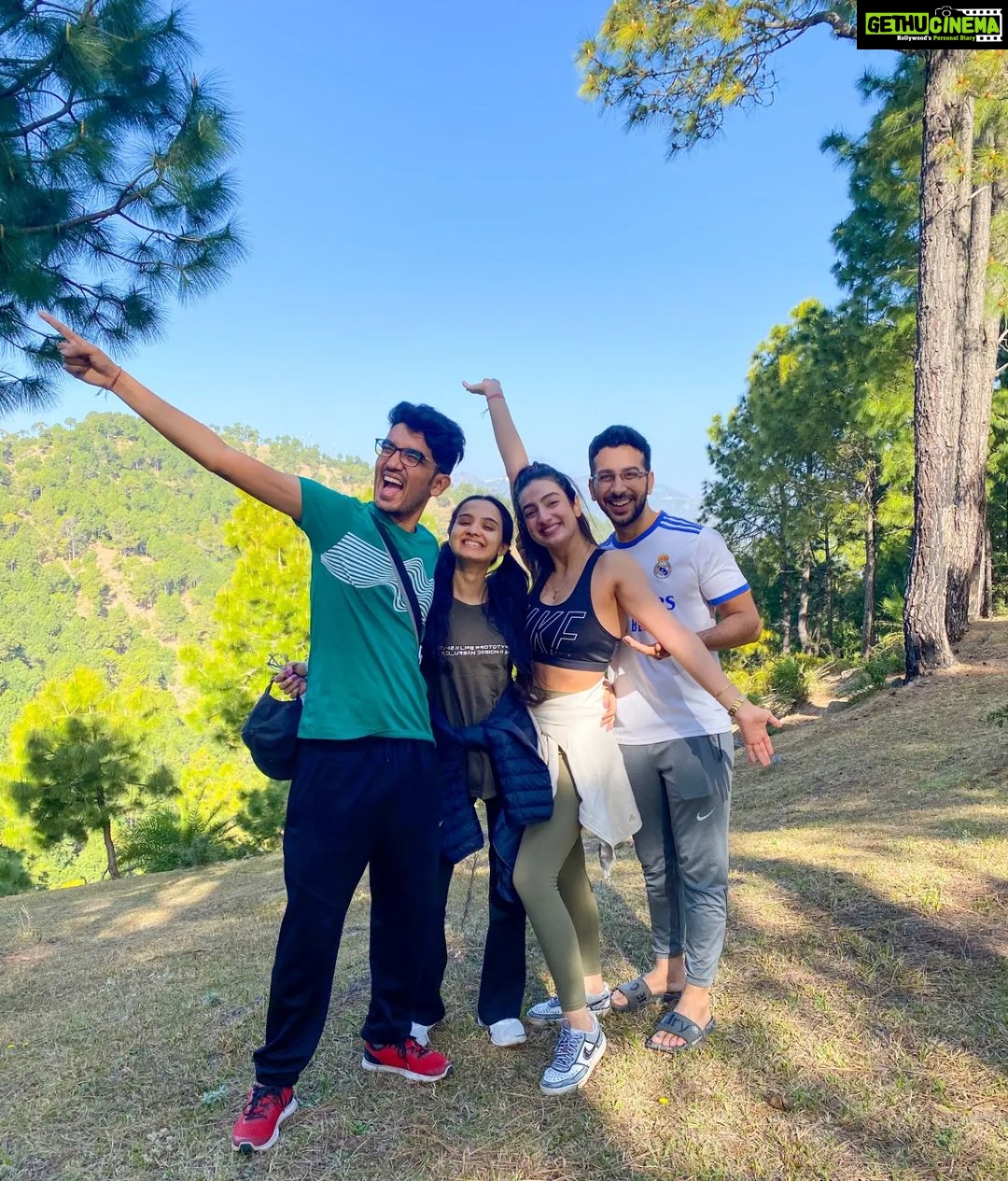 Sherlin Seth Instagram - Mountain baby in her natural habitat, trekking with her college best friends @vinayak_rulz @smridhisood @kratinc . . . . . . . . #mountainbaby #mountains #himachal #sherlinseth #foryoupage #forme #foryou #viralpost #viralindia #kollywoodactor #tamiltv #tamilcinema #tamilactress #bollywoodmovies #bollywood #hindi #tamilponnunga #teluguactress #telugu