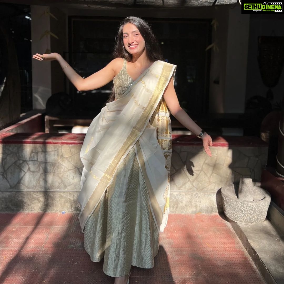 Sherlin Seth Instagram - Vishu'22 Spam 🤍✨ . PS: Post Sadhya sleepiness is a real thing bdw! . . 📸 @reshmanambiar18 . . . . #mallu #onam #onamcelebration #tamilcinema #tamiltv #tamilactress #telugu #teluguactress #bollywood #bollywoodsongs #sherlinseth #explore #explorepage #viralpost #saree #gold #white #kashmiri