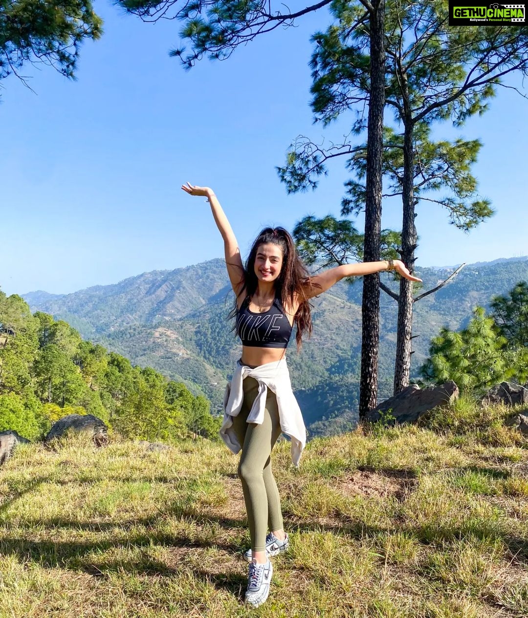 Sherlin Seth Instagram - Mountain baby in her natural habitat, trekking with her college best friends @vinayak_rulz @smridhisood @kratinc . . . . . . . . #mountainbaby #mountains #himachal #sherlinseth #foryoupage #forme #foryou #viralpost #viralindia #kollywoodactor #tamiltv #tamilcinema #tamilactress #bollywoodmovies #bollywood #hindi #tamilponnunga #teluguactress #telugu