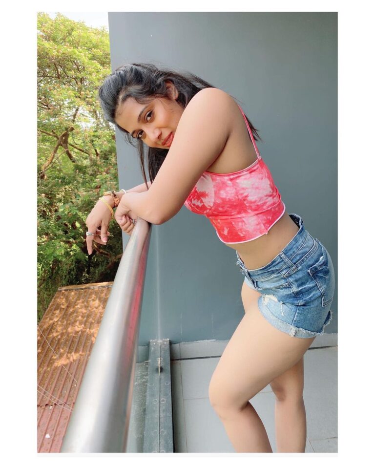 Shilpa Manjunath Instagram - 🌴😘swipe👉