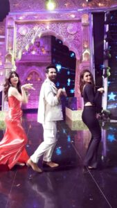 Shilpa Shetty Instagram - Khali peeli khali peeli rokne ka nahin,😎
#Jersey theatre mein dekhna bhulne ka nahin!😍

Aapke #AgalBagal ke cinema gharon mein, iss Shukrawaar 14th April se❤️

@mrunalthakur 
.
.
.
.
.
#IndiasGotTalent #IGT #bts #reelkarotefeelkaro #reelkarofeelkaro #reelitfeelit #reelsvideo #instagramreels