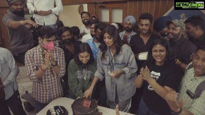 Shilpa Shetty Instagram - #Sukhee ke safar ka pehla padhaav hua poora… intezaar hai safar jald hi poora kar ke aap sab se milne ka ♥️🙏 Punjab schedule wrap!🧿💪 @random_amusements @abundantiaent @tseriesfilms @tseries.official @ivikramix @shikhaarif.sharma #BhushanKumar . . . . . #SukheeDiaries #happiness #gratitude #blessings #worklife #happiness #workmode