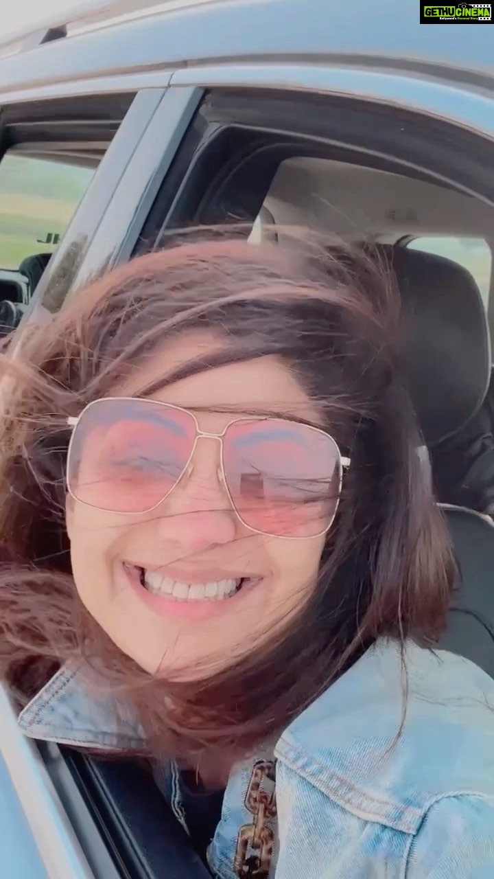 Shilpa Shetty Instagram - The positive vibrations that we give out is what helps us build meaningful and fruitful relationships with others & with our dreams. It helps us channelise our energies constructively towards whatever it is that we want to achieve or aspire to be. Attempt to be positive in your approach through the highs and lows of life. Avoid using negative words for yourself or for others around you. Keep your anger in check especially when you have the power to express it in the most ruthless way possible. Use your thoughts and words to manifest & receive the best of what life has to offer. Happy Monday!♥️🌞 . . . . . #MondayMotivation #SwasthRahoMastRaho #FitIndia #reelitfeelit #energy #manifest #positivity #goodvibesonly