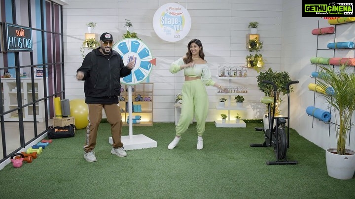 Shilpa Shetty Instagram - Samajh Main Kuchh Na Aaye Ab?π§ Bolo Na Kya Kia Jaaye Ab? π€·π»ββοΈπ€·πΌπ€·π»ββοΈ #PintolaShapeOfYou ka naya episode aa gaya haiβ¦ woh dekh lijiye!β₯οΈπ Head to my stories to tune in to the episode thatβs out now!π @filmy.mirchi . . . . . #ShapeOfYou #Episode4 #wellness #mentalhealth #healthylifestyle #positivity #gratitude #blessed
