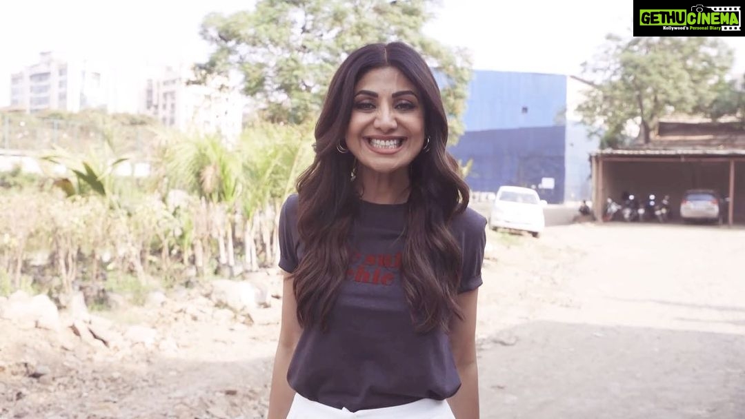 Shilpa Shetty Instagram - What a journey this has been ever since I got onto the Gram! I’ve shared some amazing milestones, mantras, binges, announcements, highs and lows too… but most importantly, it’s been such a learning curve and played catalyst in my growth & reinvention. Above all, we’ve grown to be a family of 25 MILLION here! I can only express heartfelt gratitude for your immense love, unconditional support, and all the inspiration YOU give me. YOU have kept me going through everything… and I hope to continue moving ahead along with the next 25 MILLION with positivity and your love. Thank you all sooo much for being by my side 🙏💪🤗🎉 With heartfelt gratitude, SSK🙏♥️🧿 #25Million #InstaFam #grateful #blessed