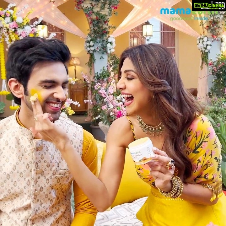 Shilpa Shetty Instagram - Behind the scenes fun 🤪 You don’t need a special show… To flaunt that ‘haldi wala glow’😍 What if you could get it every single day for the rest of your life? It's possible with the #Mamaearth Ubtan Face Mask, enriched with the goodness of turmeric and saffron, which gives you #ShaadiWalaGlow naturally every day✨ . . . . . #HappyVibes #skincare #glow