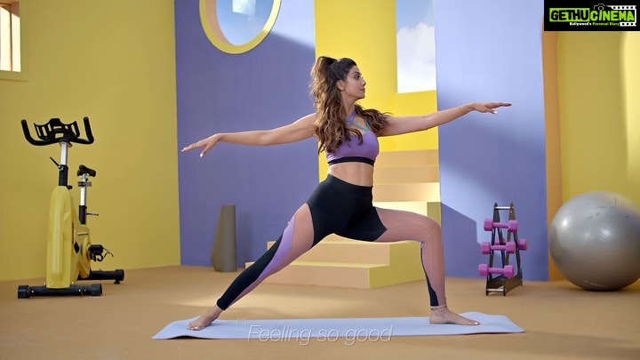 Shilpa Shetty Instagram - Itni garmi mein, paseena toh hoga hi… aap chahe jo bhi kar lo😓 But, I’m always ready for my #MomentOfSweat with @fastandup_india Reload 💪 Because every time we SWEAT, we need ELECTROLYTES to replenish… sirf paani kaafi nahin hai. Fast&Up Reload has 5 essential electrolytes that keep me hydrated & energised ⚡️ Also, did you know? It’s India’s 1st hydration supplement that is ‘Informed Choice’ certified ✅ and is available in 10 delicious flavours 😋 My favourite is peach ice tea! What’s yours? . . . . #SwasthRahoMastRaho #fastandupindia #fastandupreload #hydration #BeatTheHeat