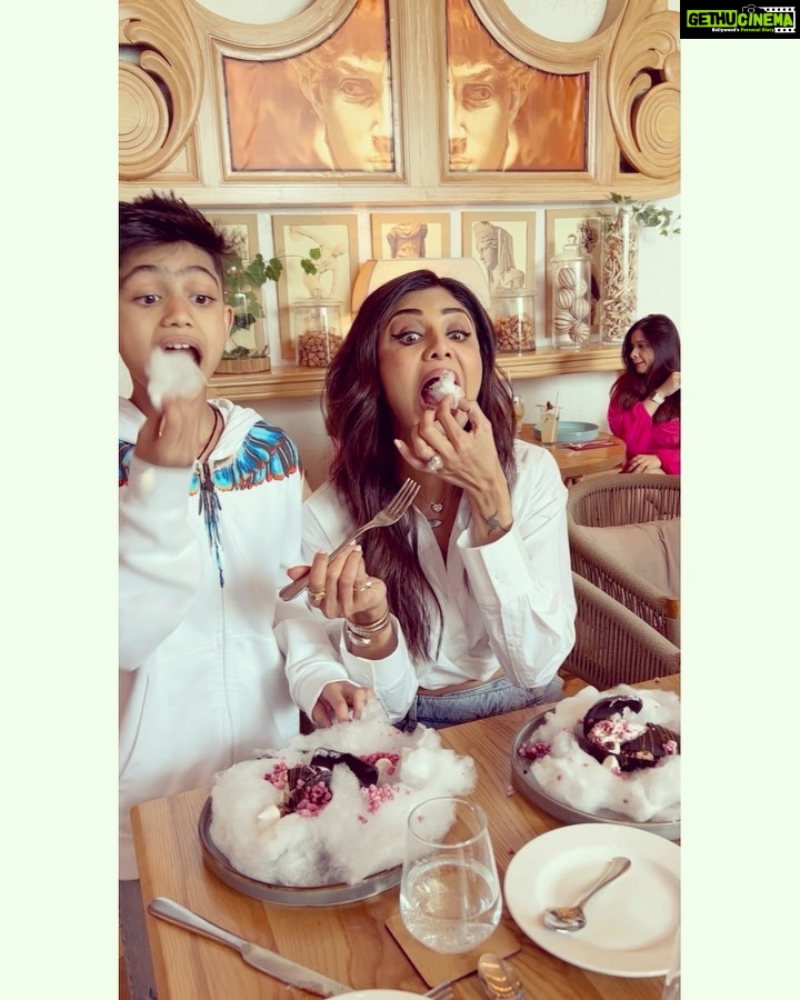 Shilpa Shetty Instagram - Happy Easter 🐣 Instafam , The crushing of the nitrogen dipped Rose petals and Easter egg with marshmallow , crunchy chocolate ,caramel cream and candyfloss .. Ahhh🤪😝 #asmr .. #sundaybinge now on a #sugarhigh 😈🥳🐣 @bastianmumbai #sundayfunday #easter #candyfloss #eastereggs #dessert