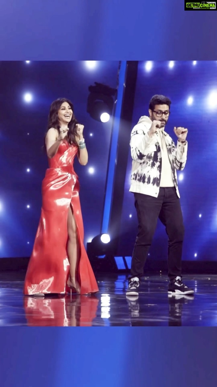 Shilpa Shetty Instagram - Now that we’re Here Now Here Now😎 #DusBahane chhodke, #Dasvi dekho now 😍 Catch all the masti on #IndiasGotTalent only on @sonytvofficial, Sat-Sun, 8:00 pm onwards. @kirronkhermp @badboyshah @manojmuntashir @fremantleindia @indiasgottalentofficial . . . . . #IGT #behindthescenes #bts #friendslikefamily #masti #dance #blessed #grateful