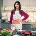 Shilpa Shetty Instagram - Kya aap bhi kitchen mein masaale dhoondne ke liye ‘akkad bakkad’ kartey hain? Jab @zofffoods masaalon ka ho saath, toh kyun karein yeh sab aap??😋 Parivartan hi zindagi ka niyam hai, jab har cheez update ho raha hai , toh masaale puraane zamaane ke kyon? 🤔 Apnaiye Zoff, naye zip lock packaging ke saath! ☑️ Ab laiye life mein ek masaaledar twist Zoff Logic ke sath. 😋 . . . . . #ZoffSpices #ZoffFoods #ZoffMasale #ZoffLogic #CoolGrindingTechnology #Indiankitchen #Indianfood #ZiplockPackaging #BaakiSabOffOnlyZoff #Spices #IndianSpices