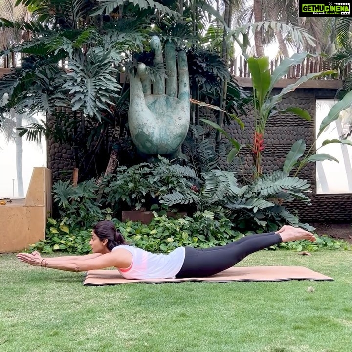 Shilpa Shetty Instagram - The body always needs a little bit of a push to follow a routine when it has worked without much of a break. Feeling a little sluggish or lazy may feel natural, but never give in to your body’s demands completely. Give it enough rest, but don’t let it become inactive. So, today I spent a few minutes practicing the Viparita Naukasana. It may not look like a very heavy routine, but it’s a power-packed one. It helps strengthen the lower back & pelvic region, shoulders & arms, and hips. It also improves the flexibility of the spine, massages abdominal organs, and improves digestion. However, if you’ve had an abdominal surgery recently or are pregnant, please avoid this asana. Swasth raho, mast raho!🧘🏻♀️🧘🏻♂️ @simplesoulfulapp . . . . . #MondayMotivation #SwasthRahoMastRaho #SSApp #SimpleSoulful #yoga #yogasehihoga #FitIndiaMovement #FitIndia