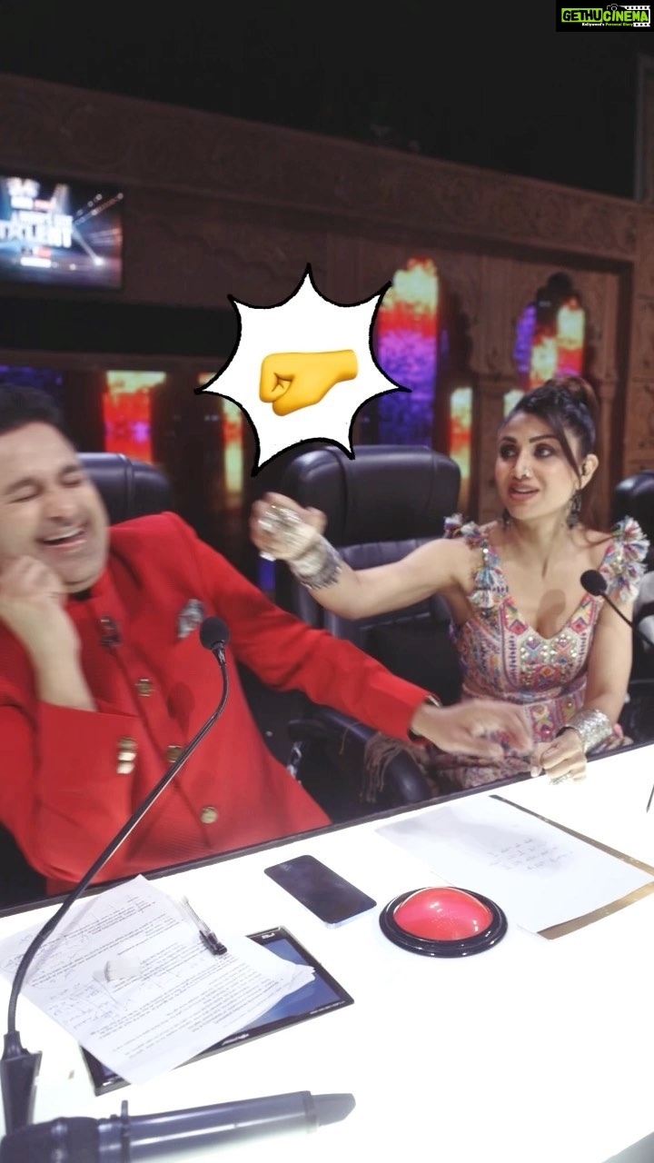 Shilpa Shetty Instagram - ‘Shirorekha’ ke chalte yahan ‘hero rekha’ ko laang ke punches aaye hain 🤣🤛🏻🤜🏻😂 Bas aise hi entertainment ke liye dekhna naa bhulein #IndiasGotTalent, Sat-Sun raat 8:00 baje sirf @sonytvofficial par♥️ . . . . . #IGT #bts #behindthescenes #laughs #explore #reelitfeelit