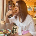 Shraddha Das Instagram - How to make me happy 1. Make me food 2. Buy me food 3. Be food 4. Food 😃 #foodporn #foodstagram #cafelove #foodie #food #shraddhadas The Backyard Brew
