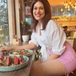 Shraddha Das Instagram - How to make me happy 1. Make me food 2. Buy me food 3. Be food 4. Food 😃 #foodporn #foodstagram #cafelove #foodie #food #shraddhadas The Backyard Brew